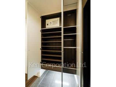 Shoes Closet ※Photo of the same layout on 28 floor. Decoration and fixture may differ.
