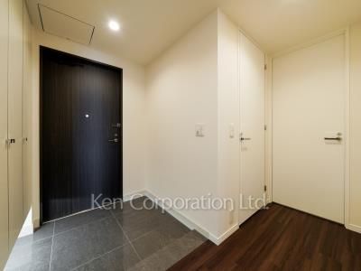 Entrance ※Photo of the same layout on 28 floor. Decoration and fixture may differ.