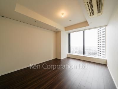 Master Bedroom ※Photo of the same layout on 28 floor. Decoration and fixture may differ.
