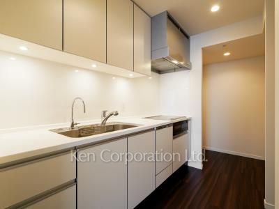 Kitchen ※Photo of the same layout on 28 floor. Decoration and fixture may differ.