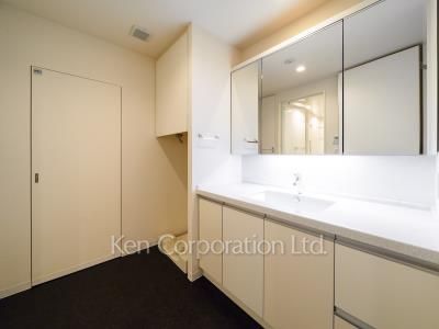 Powder Room ※Photo of the same layout on 28 floor. Decoration and fixture may differ.