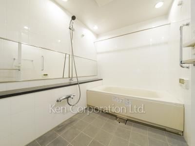 Bath ※Photo of the same layout on 28 floor. Decoration and fixture may differ.