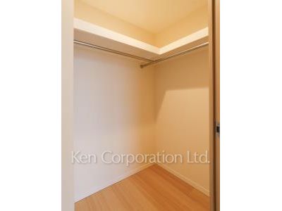 Walk-In Closet ※Photo of the same layout on 23 floor. Decoration and fixture may differ.