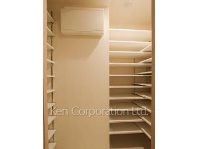 Shoes-In Closet ※Photo of the same layout on 23 floor. Decoration and fixture may differ.