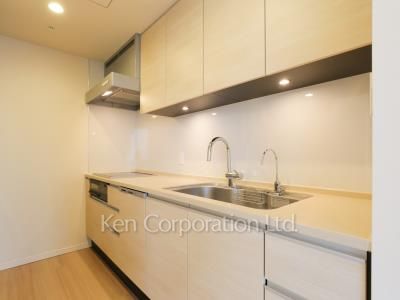 Kitchen ※Photo of the same layout on 23 floor. Decoration and fixture may differ.