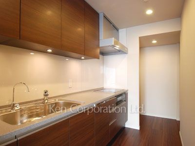 Kitchen ※Photo of the same layout on 27 floor. Decoration and fixture may differ.