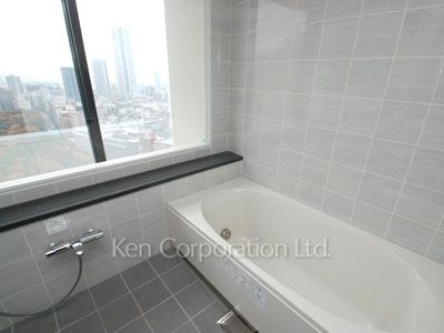 Bath ※Photo of the same layout on 27 floor. Decoration and fixture may differ.