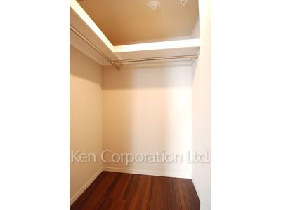 Walk-In Closet ※Photo of the same layout on 27 floor. Decoration and fixture may differ.