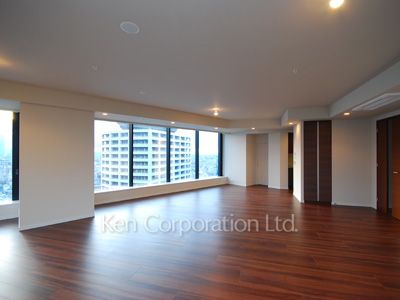 Living-Dining ※Photo of the same layout on 39 floor. Decoration and fixture may differ.