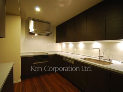 Kitchen ※Photo of the same layout on 39 floor. Decoration and fixture may differ.