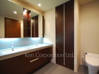 Powder Room ※Photo of the same layout on 39 floor. Decoration and fixture may differ.