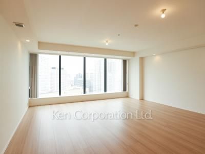 Living-Dining ※Photo of the same layout on 42 floor. Decoration and fixture may differ.