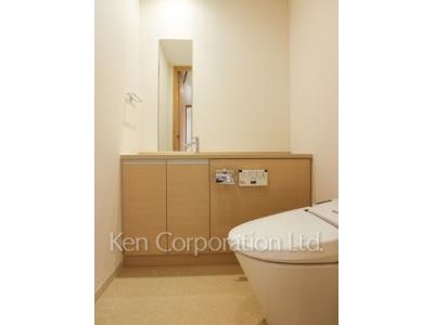 Lavatory ※Photo of the same layout on 42 floor. Decoration and fixture may differ.