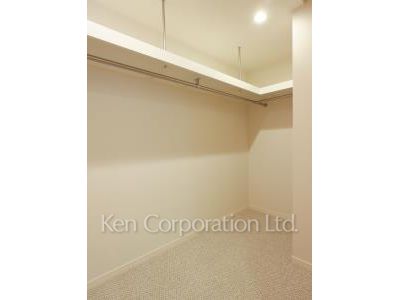 Walk-In Closet ※Photo of the same layout on 42 floor. Decoration and fixture may differ.