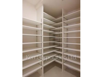 Closet ※Photo of the same layout on 42 floor. Decoration and fixture may differ.