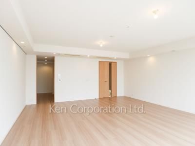 Living-Dining ※Photo of the same layout on 42 floor. Decoration and fixture may differ.