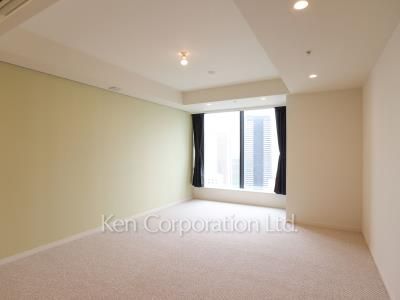 Master Bedroom ※Photo of the same layout on 42 floor. Decoration and fixture may differ.