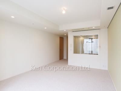 Master Bedroom ※Photo of the same layout on 42 floor. Decoration and fixture may differ.