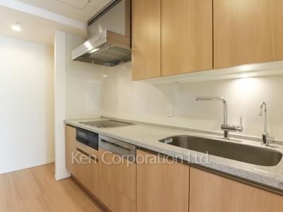 Kitchen ※Photo of the same layout on 42 floor. Decoration and fixture may differ.