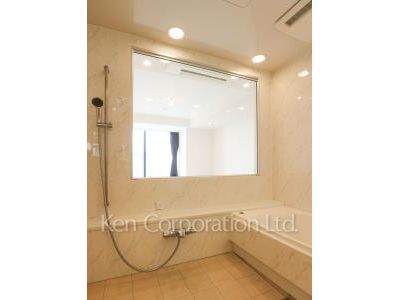 Bath ※Photo of the same layout on 42 floor. Decoration and fixture may differ.
