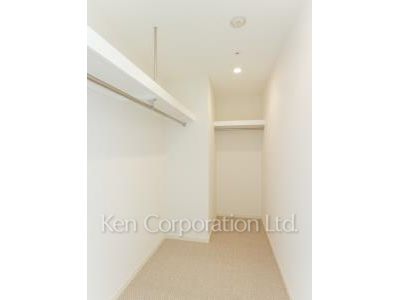 Walk-In Closet ※Photo of the same layout on 40 floor. Decoration and fixture may differ.