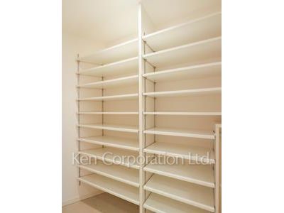 Shoes-In Closet ※Photo of the same layout on 40 floor. Decoration and fixture may differ.
