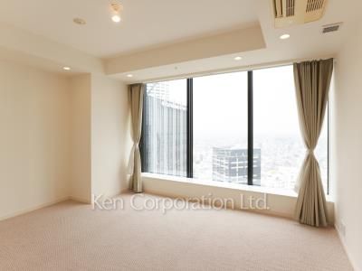 Master Bedroom ※Photo of the same layout on 40 floor. Decoration and fixture may differ.