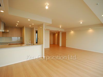 Living-Dining ※Photo of the same layout on 35 floor. Decoration and fixture may differ.