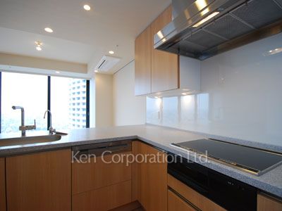 Kitchen ※Photo of the same layout on 35 floor. Decoration and fixture may differ.
