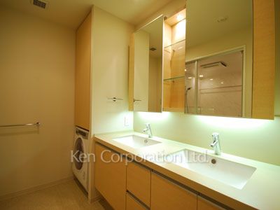 Powder Room ※Photo of the same layout on 35 floor. Decoration and fixture may differ.