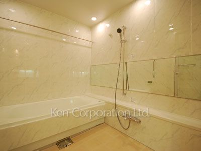Bath ※Photo of the same layout on 35 floor. Decoration and fixture may differ.