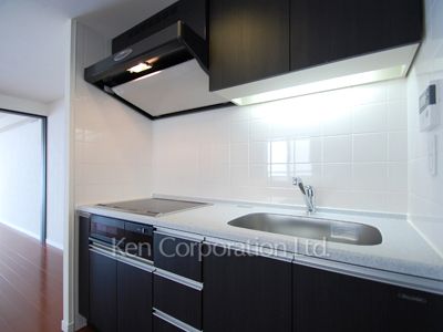 Kitchen ※Photo of the same layout on 9 floor. Decoration and fixture may differ.