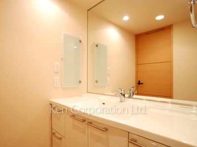 Powder Room ※Photo of the same layout on 15 floor. Decoration and fixture may differ.