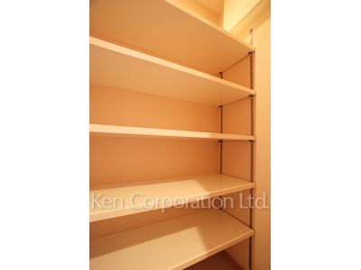 Shoes-In Closet ※Photo of the same layout on 15 floor. Decoration and fixture may differ.
