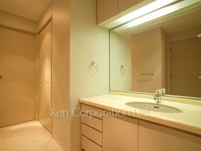 Powder Room ※Photo of the same layout on 17 floor. Decoration and fixture may differ.