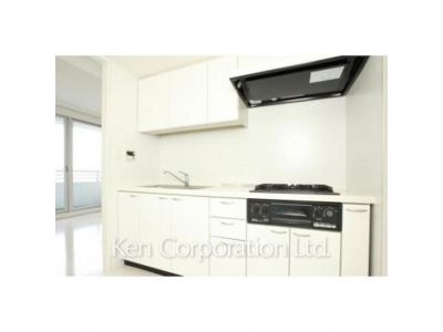 Kitchen ※Photo of the same layout on 8 floor. Decoration and fixture may differ.