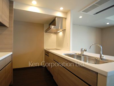 Kitchen ※Photo of the same layout on 12 floor. Decoration and fixture may differ.