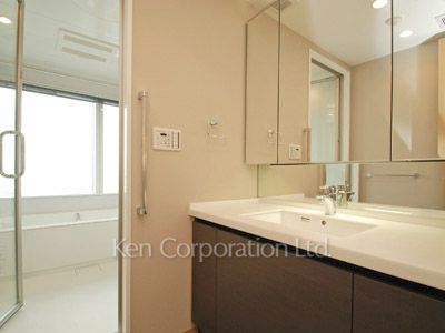Powder Room ※Photo of the same layout on 19 floor. Decoration and fixture may differ.