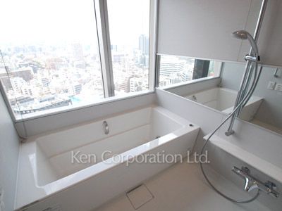 Bath ※Photo of the same layout on 19 floor. Decoration and fixture may differ.