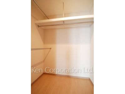 Walk-In Closet ※Photo of the same layout on 19 floor. Decoration and fixture may differ.
