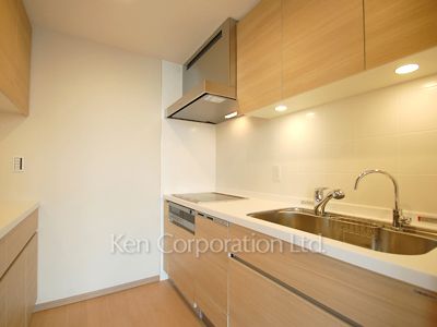 Kitchen ※Photo of the same layout on 13 floor. Decoration and fixture may differ.