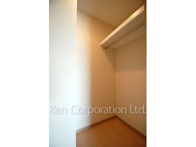Walk-In Closet ※Photo of the same layout on 13 floor. Decoration and fixture may differ.