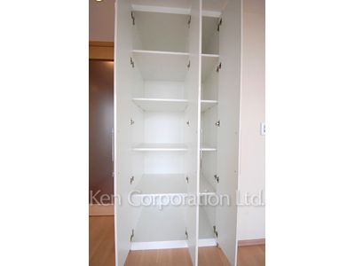 Closet ※Photo of the same layout on 13 floor. Decoration and fixture may differ.