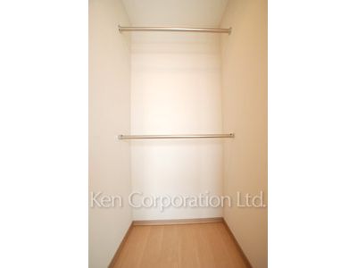 Walk-In Closet ※Photo of the same layout on 19 floor. Decoration and fixture may differ.