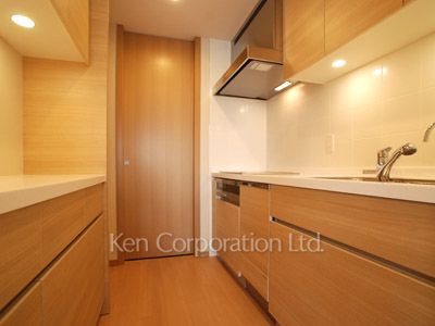 Kitchen ※Photo of the same layout on 19 floor. Decoration and fixture may differ.