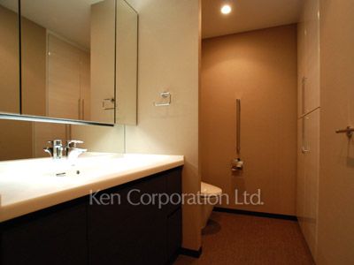 Powder Room ※Photo of the same layout on 18 floor. Decoration and fixture may differ.