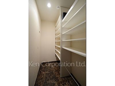 Closet ※Photo of the same layout on 12 floor. Decoration and fixture may differ.