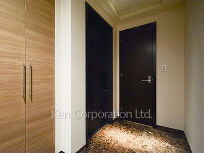 Entrance ※Photo of the same layout on 12 floor. Decoration and fixture may differ.