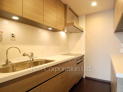 Kitchen ※Photo of the same layout on 20 floor. Decoration and fixture may differ.