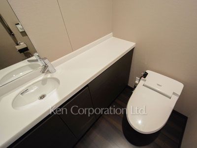 Lavatory ※Photo of the same layout on 10 floor. Decoration and fixture may differ.